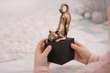 Smuk kat figur med bronzefinish – perfekt Mors Dag gave